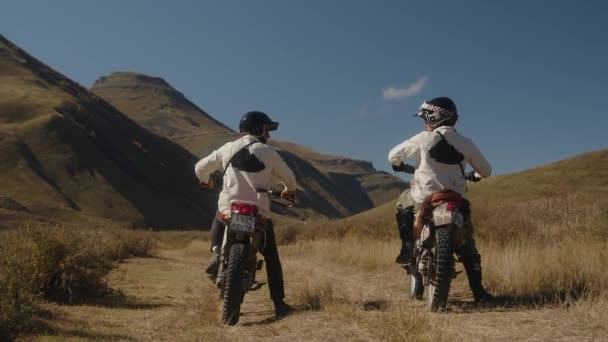 Deux Motocyclistes Montagne Partent Agressivement Sur Une Route Montagne Rocheuse — Video