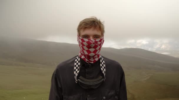 Portrait Young Motorcyclist Buff Mask Backdrop Mountain Landscape Motorcyclist Looks — Stock Video