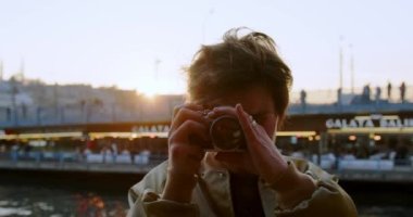 Genç, yakışıklı bir hippi turist, Türkiye 'nin başkenti İstanbul Camii' nin arka planında fotoğraf çekiyor. Hippi Film Kamerası Fotoğrafçısı. Yüksek kalite 4k görüntü