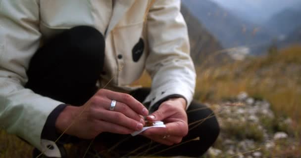 Genç Çekici Bir Adam Sigarasını Bir Tarlanın Dağların Arkasına Sardı — Stok video