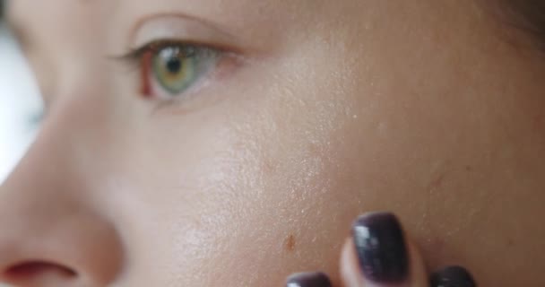 Mladá Žena Stará Svou Pleť Dělat Kosmetické Procedury Vtírat Krém — Stock video