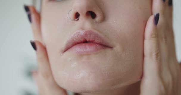 Femeia Grijă Pielea Facială Fac Tratamente Înfrumuseţare Frecarea Cremei Pielea — Videoclip de stoc
