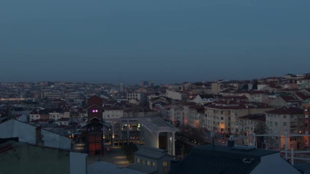 黎明前伊斯坦布尔市的暮色景象 把摄像机对准城市 东部古城住宅区的概况 夜城高质量的4K镜头 — 图库视频影像