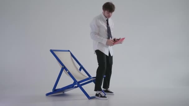 Nello Studio Sfondo Bianco Hipster Siede Una Elegante Chaise Longue — Video Stock