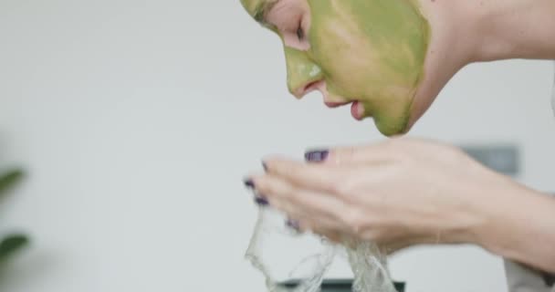 Een Vrouw Die Haar Gezicht Waste Met Water Een Jong — Stockvideo