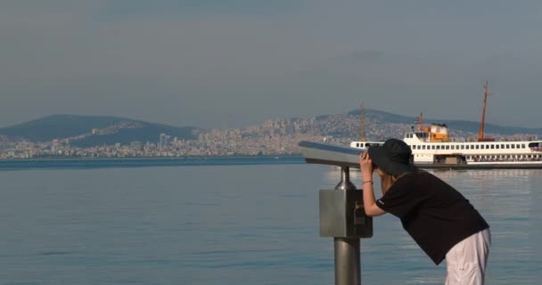 모자를 해안에 쌍안경을 바라본다 여객선 해안을 지나간다 이스탄불 고품질 — 비디오