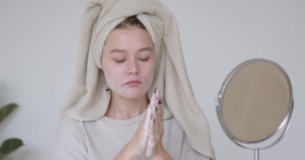Kvinnan Tvättar Ansiktet Med Ekologisk Skummande Tvålrengöring Flickan Rengör Ansiktet — Stockvideo