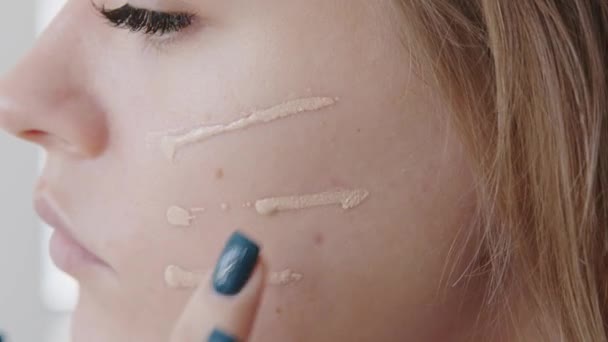 女人化妆 年轻女人用化妆品刷把脸弄红了 化妆品的概念 慢镜头 是的高质量的4K镜头 — 图库视频影像