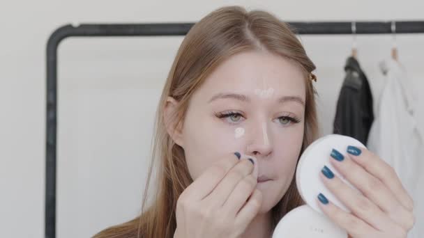 Wanita Membuat Riasan Wanita Muda Membuat Blush Wajah Menggunakan Kuas — Stok Video