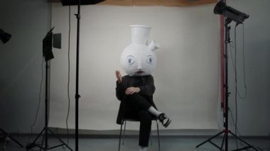 Nargileci adam kamerada uyuşturucunun tehlikelerinden bahsediyor. Uyuşturucu bağımlılığı zararlıdır. Uyuşturucu bağımlısı ve sonuçları olan bir insan. Komik maskot bağımlısı. Yüksek kalite 4k görüntü