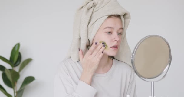 Frau Wäscht Gesicht Mit Bio Seifenreiniger Mädchen Reinigt Ihre Gesichtshaut — Stockvideo