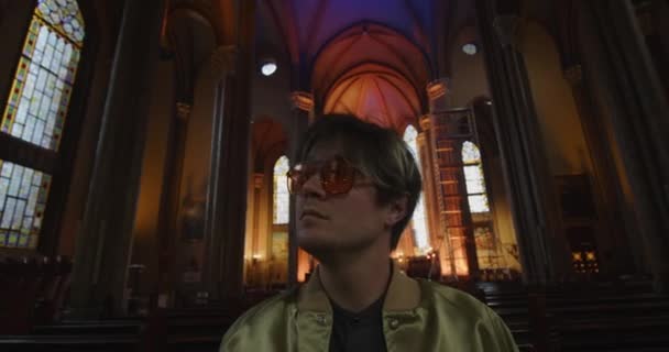 Stilvoller Junger Attraktiver Mann Der Kirche Krempelt Die Ärmel Hoch — Stockvideo
