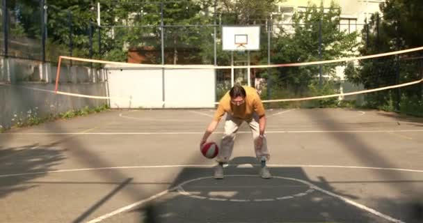 Jugador Baloncesto Masculino Activo Que Practica Habilidad Manejo Pelota Bola — Vídeo de stock