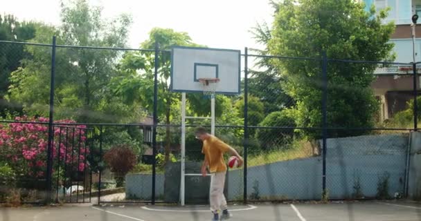 Actieve Mannelijke Basketbalspeler Oefenen Bal Hanteren Vaardigheid Dribbelen Bal Tussen — Stockvideo