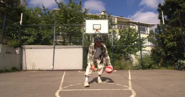 Actieve Mannelijke Basketbalspeler Oefenen Bal Hanteren Vaardigheid Dribbelen Bal Tussen — Stockvideo
