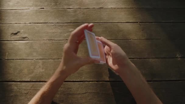 Bir Deste Kağıt Karıştırırken Genç Bir Adamın Elini Yakınlaştır Genç — Stok video