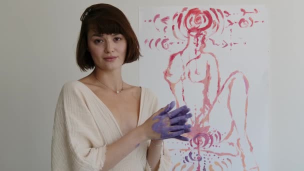 Portret Του Ταλαντούχου Καινοτόμος Γυναίκα Καλλιτέχνης Σχεδιάζει Χέρια Της Για — Αρχείο Βίντεο
