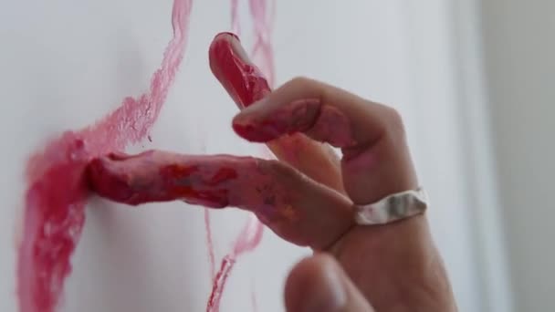 Artis Perempuan Inovatif Berbakat Menarik Dengan Tangan Atas Kanvas Besar — Stok Video