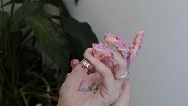 Талантливая Новаторская Художница Рисует Руками Большом Полотне Используя Пальцы Которые — стоковое видео
