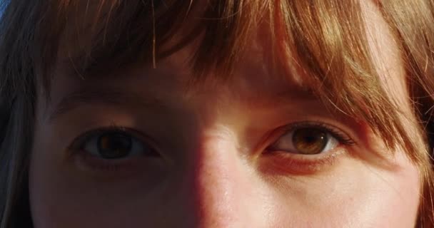 ライトメイクの開口部と太陽の遅い動きを見て女性の茶色の目のクローズアップショット 赤い髪の女の子の目を開いています スローモーション 120Fps マクロアイフォトグラフィー 美しい顔をしている — ストック動画