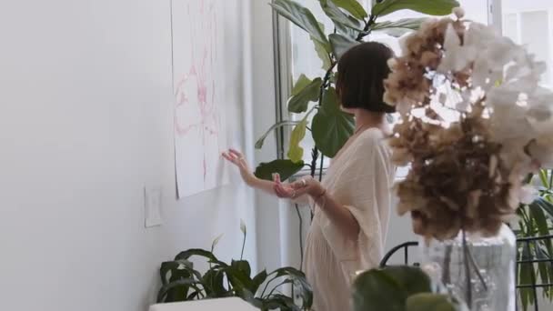 Utalentowana Innowacyjna Artystka Rysuje Rękami Dużych Płótnach Używając Palców Tworzy — Wideo stockowe