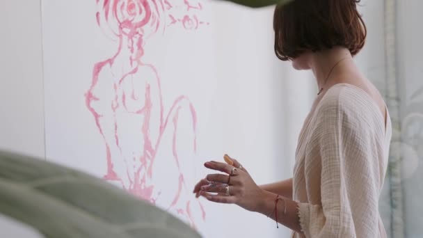 재능있는 혁신적 미술가는 손으로 캔버스에 그림을 그리며 손가락을 사용하여 다채롭고 — 비디오