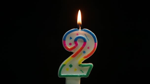 4K假日烛光 黑色背景的生日快乐 五彩缤纷的蜡烛生日问候 高质量的4K镜头 — 图库视频影像