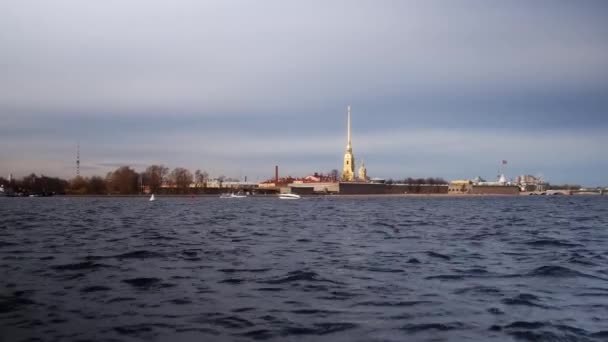 彼得和保罗在圣彼得堡要塞 俄罗斯 大教堂的金色尖顶 坚固的石墙 俄罗斯海军的旗帜 阳光灿烂的涅瓦河上的景色 高质量4K — 图库视频影像
