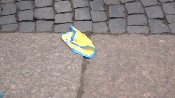 Handkerchief Ukrainian Child Lying Sidewalk Crowd Passes Steps Handkerchief Colors — Stock Video