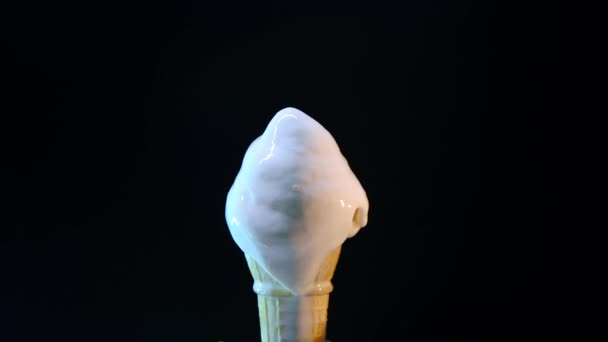 Včasná Doba Vanilkové Zmrzliny Kuželu Vafle Tání Modrém Pozadí Výborné — Stock video