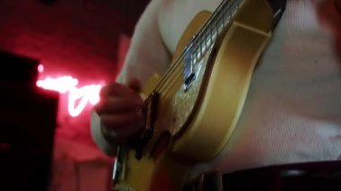 Müzisyen, bas gitarist, gitarda aktif bas gitar çalıyor. Bir basçı konserde müzik çalar. Müzisyenlerin stüdyosunda kayıt. Klasik gitar. Acayip bir stil. Yüksek kalite 4k görüntü