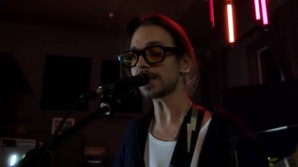 Müzik Stüdyosu Stüdyoda Gitar Çalıp Şarkı Söyleyen Şık Bir Rock — Stok video