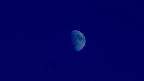 Dekat Setengah Bulan Dengan Biru Gelap Indigo Latar Langit Cerah — Stok Video