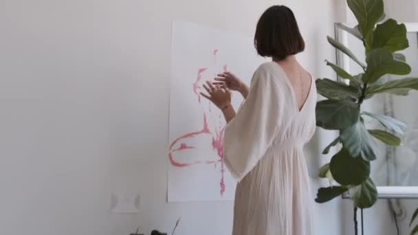 Yetenekli Yenilikçi Kadın Sanatçı Elleri Büyük Tuvalde Çiziyor Renkli Duygusal — Stok video