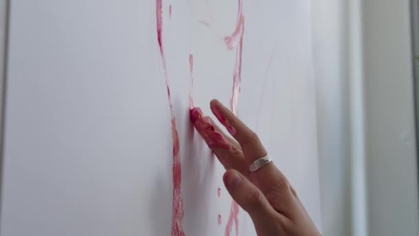 才能ある革新的な女性アーティストは 彼女がカラフルな 感情的 官能的な油絵を作成する指を使用して 大規模なキャンバス上で彼女の手で描きます 現代画家の抽象化現代美術 — ストック動画