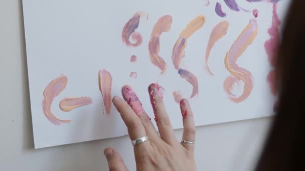 才华横溢的创新女画家手拉手在大画布上画画 运用她所创作的五彩缤纷 感情用事的手绘油画 当代画家创作抽象的现代艺术 — 图库视频影像