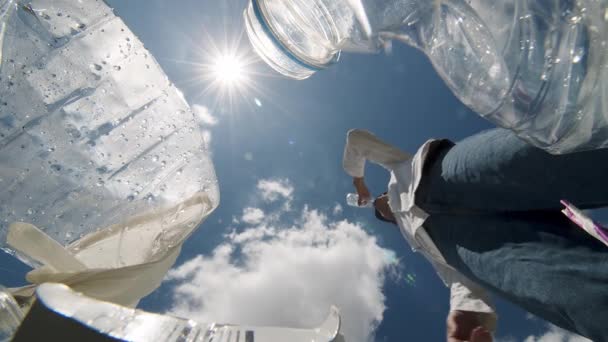 Widok Śmietnika Człowiek Kończy Wodę Plastikowej Butelki Wyrzuca Pod Nogi — Wideo stockowe