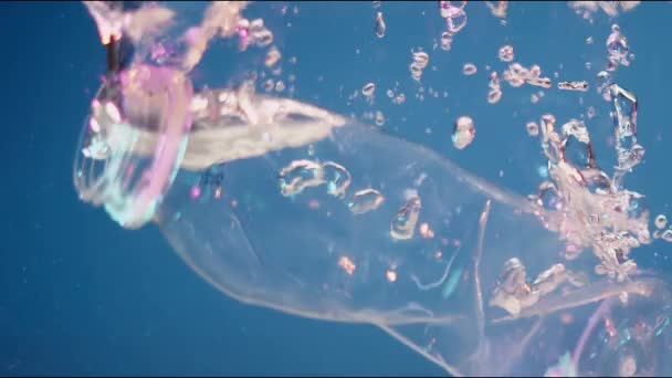 Büyüleyici Bir Yavaş Çekim Sekansıyla Kırışık Bir Plastik Şişe Kristal — Stok video