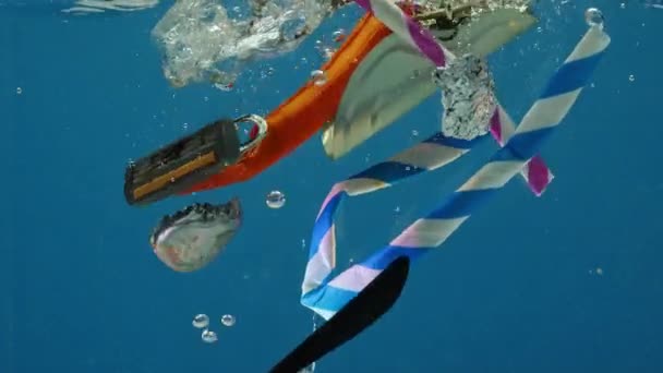 Apture Slow Motion Descent Plastic Metal Debris Underwater Emitting Air — Stock Video