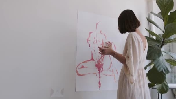 Talangfulla Innovativa Kvinnliga Konstnären Ritar Med Händerna Den Stora Duken — Stockvideo