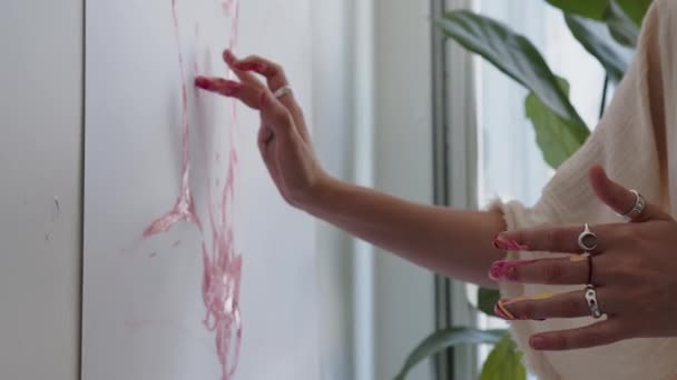 才能ある革新的な女性アーティストは 彼女がカラフルな 感情的 官能的な油絵を作成する指を使用して 大規模なキャンバス上で彼女の手で描きます 現代画家の抽象化現代美術 — ストック動画