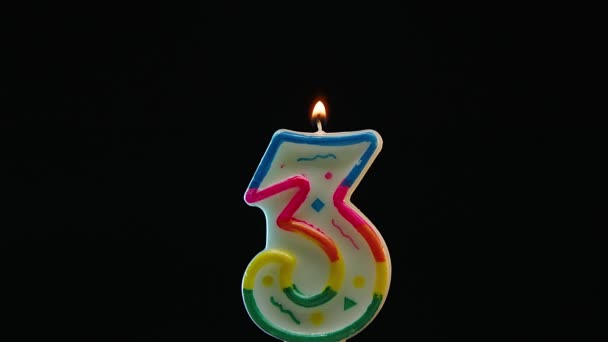 关闭吹灭蜡烛与3号黑色背景的慢动作 3岁生日 是的高质量的4K镜头 — 图库视频影像