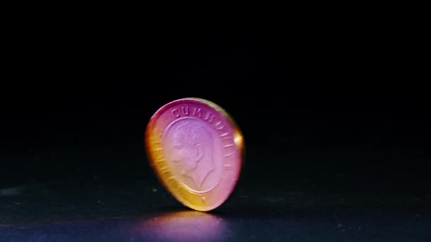 一枚土耳其里拉硬币在黑色背景上旋转宏观慢动作土耳其金融系统 火鸡的汇率正在下降 里拉的命名名称 土耳其的金融危机 — 图库视频影像