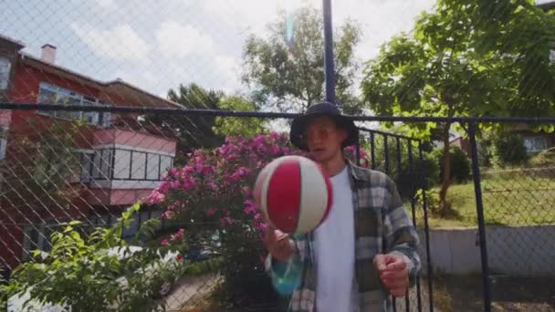 Активный Баскетболист Практикующий Навыки Обращения Мячом Дриблинг Мяча Между Ног — стоковое видео
