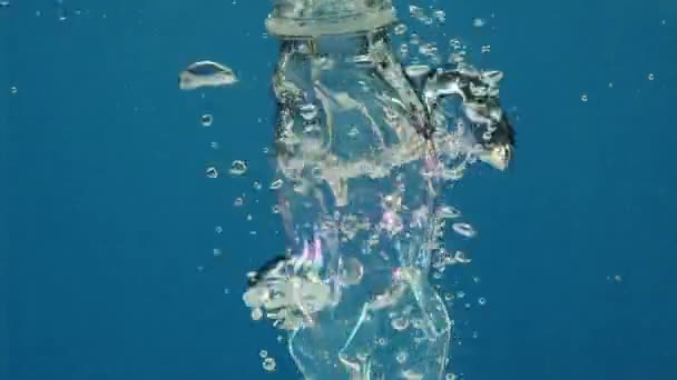 Apture Slow Motion Descent Plastic Metal Debris Underwater Emitting Air — Stock Video