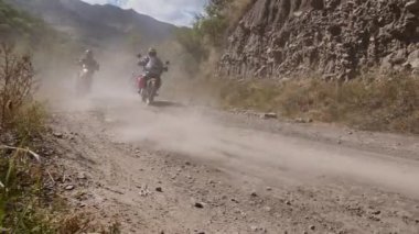 Maceraperest motosikletçilerin bir konvoyu tozlu ve engebeli dağ patikalarından geçerek keyifli bir yolculuğa çıkar. Off-road seferi onlara yol gösteriyor.