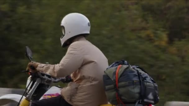 Мотоциклист Одетый Бежевую Куртку Отправляется Путешествие Привязанными Пучками Смешивая Чувство — стоковое видео