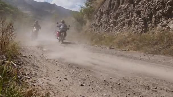 Convoy Adventurous Motorcyclists Embarks Exhilarating Journey Traversing Dusty Rugged Mountain — Stock Video