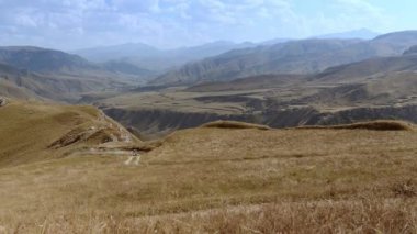 Yükselen tepelerin ve dalgalı arazinin nefes kesici güzelliğine karşı hazırlanan bu video, özgürlüğün ve maceranın en saf halini yakalıyor. Motosikletler, bu aracın bir parçası haline gelir.