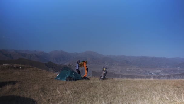 当你和一个孤独的冒险家在他清晨的登山探险中一起旅行时 你会感受到壮丽的户外生活的迷人魅力 在雄伟的山景背景下 — 图库视频影像